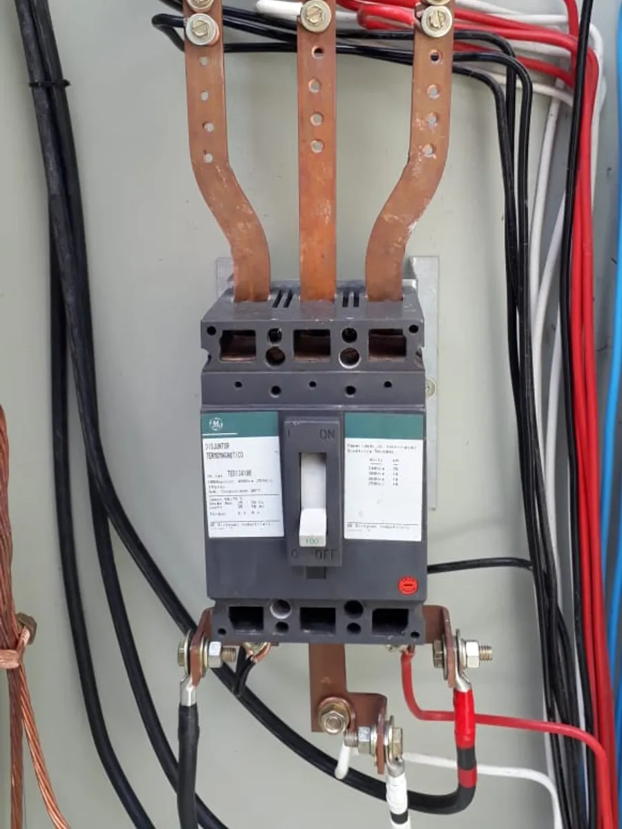 Disjuntor geral termomagnético e barramento de cobre na entrada de energia, serviço da MCD Soluções Elétricas